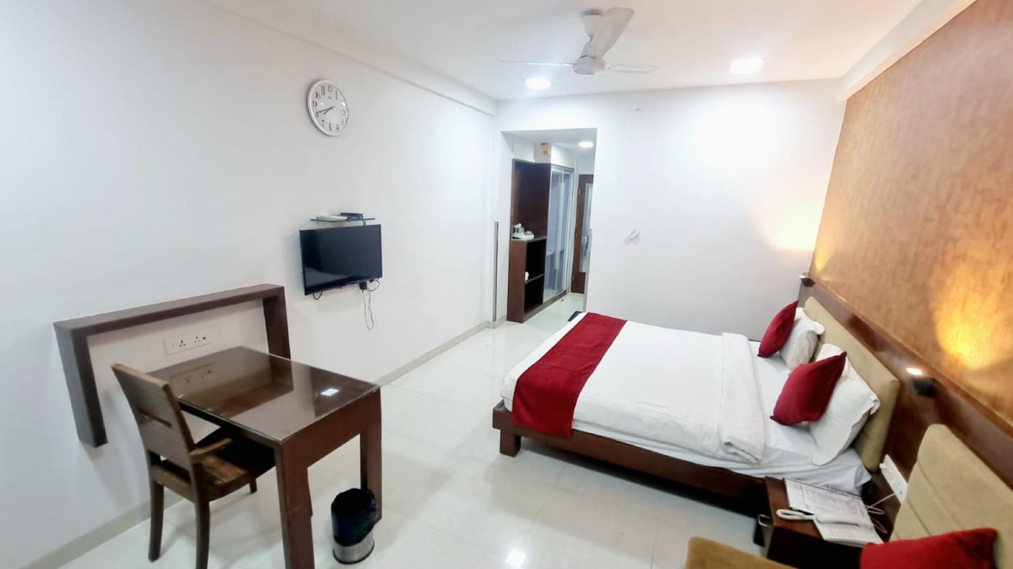 Hotel Raviraj, Chhatrapati Sambhaji Nagar 奥兰加巴德 外观 照片