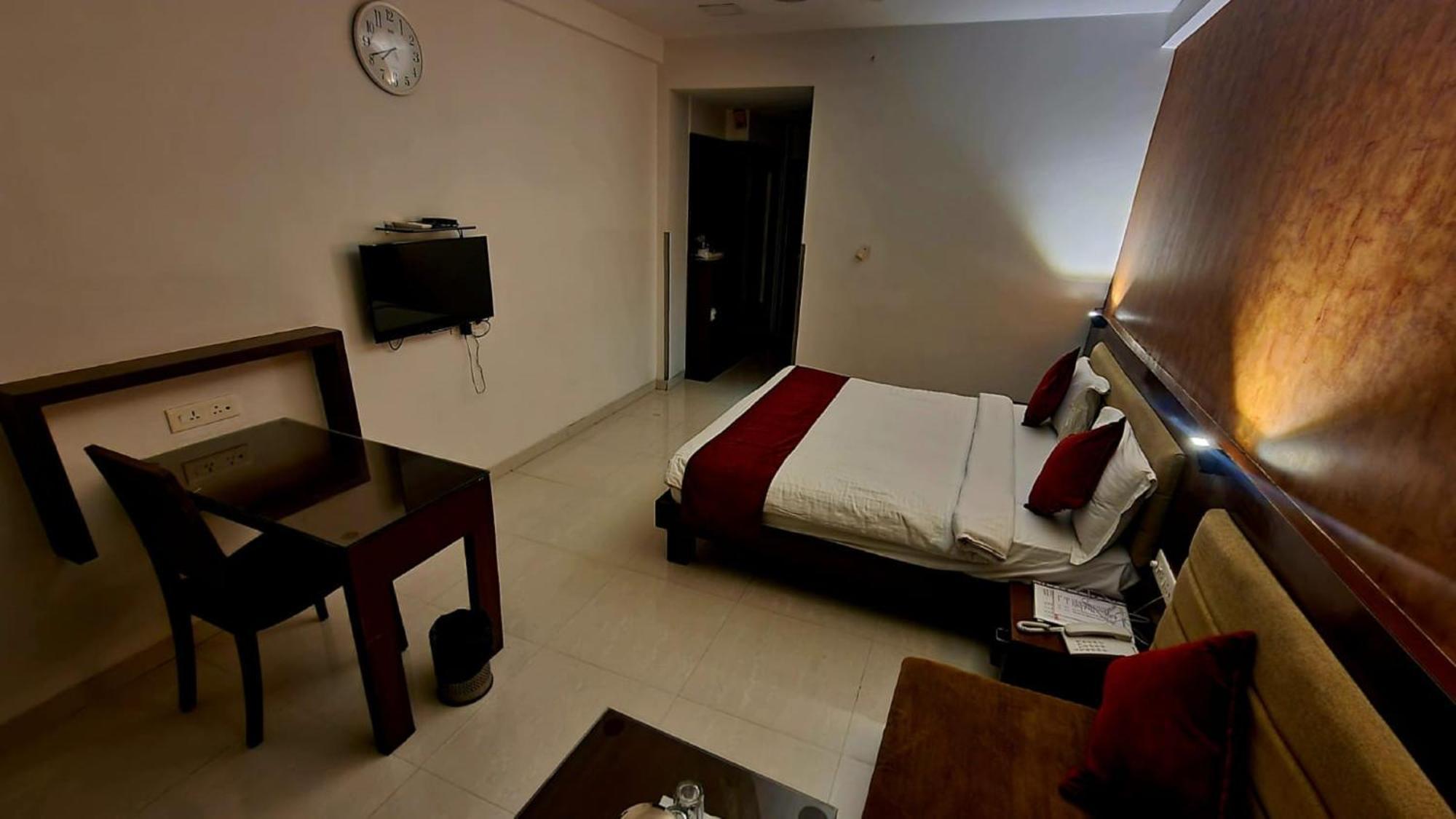 Hotel Raviraj, Chhatrapati Sambhaji Nagar 奥兰加巴德 外观 照片